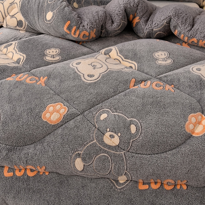 91家纺网 家纺一手货源 找家纺 锦逸家居 2024新款AB版雪花绒冬被羊羔绒冬被被子被芯春秋被 幸福小熊