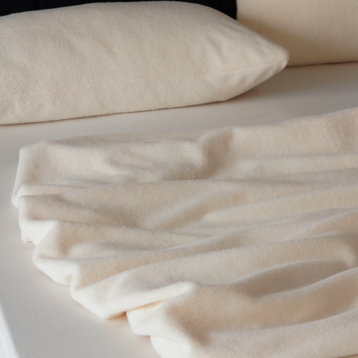 91家纺网 家纺一手货源 找家纺 三味舒屋 2025秋冬新款仿生羊毛绒安可拉系列单品床笠枕套 蛋奶黄