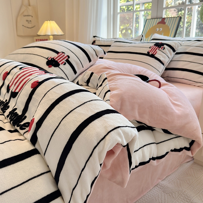 91家纺网 家纺一手货源 找家纺 娜娜 2024新款加厚保暖高克重牛奶绒毛巾绣四件套 牛奶绒条纹小象