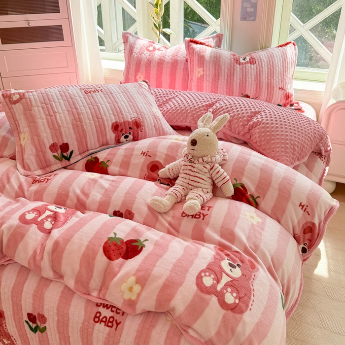 91家纺网 家纺一手货源 找家纺 梦可莱家居 2024新款牛奶豆豆绒印花床盖四件套 熊宝