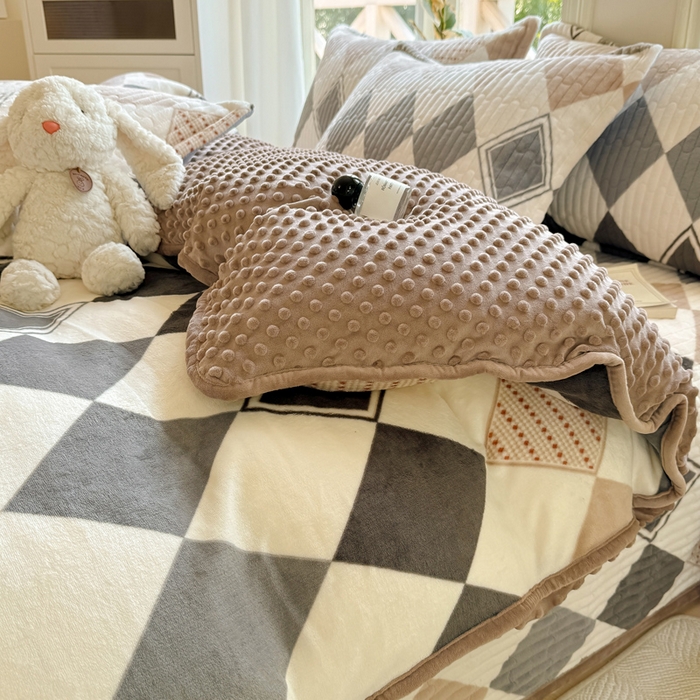 91家纺网 家纺一手货源 找家纺 梦可莱家居 2024新款牛奶豆豆绒印花床盖四件套 豆豆绒菱形格