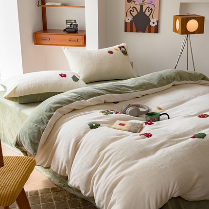 91家纺网 家纺一手货源 找家纺 沐晴家纺 2024秋冬新品高克重牛奶绒拼色毛巾绣卡通绣花款四件套 童萌萌