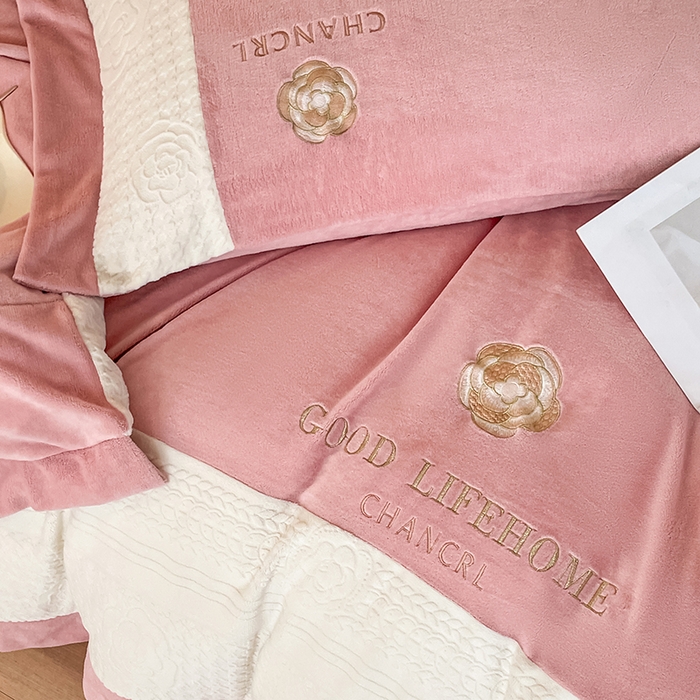 91家纺网 家纺一手货源 找家纺 娜娜 2024新款牛奶绒三拼系列四件套 豆沙