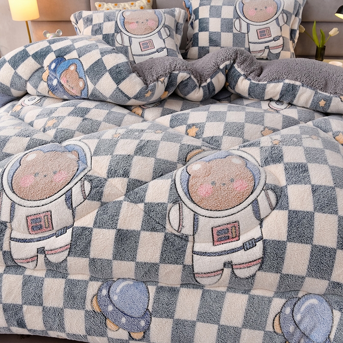 91家纺网 家纺一手货源 找家纺 锦逸家居 2024新款AB版雪花绒冬被羊羔绒冬被被子被芯春秋被 太空熊