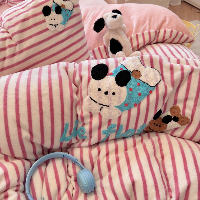 91家纺网 家纺一手货源 找家纺 娜娜 2024新款加厚保暖高克重牛奶绒毛巾绣四件套 牛奶绒趴趴狗