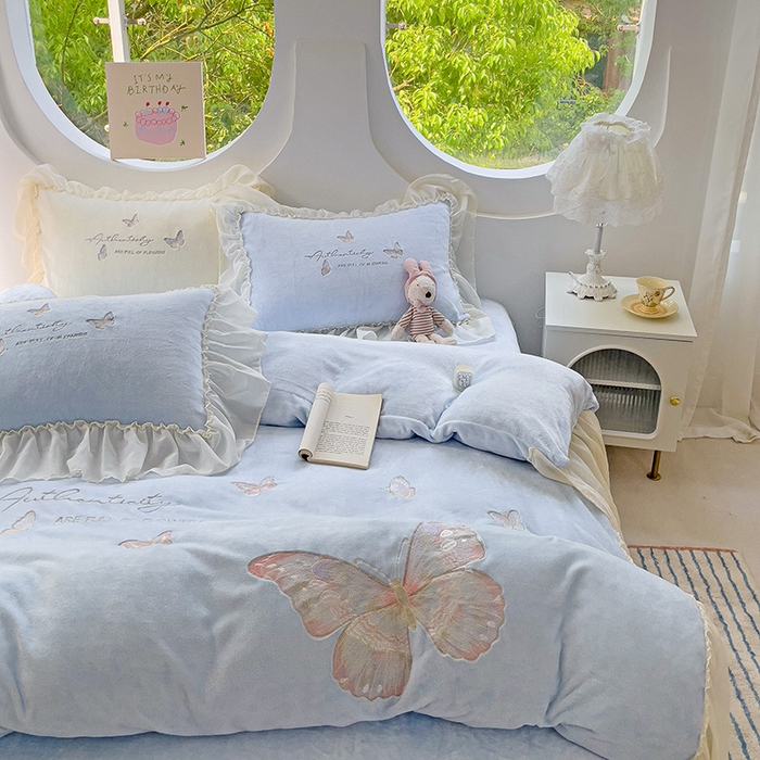 91家纺网 家纺一手货源 找家纺 娜娜 2024新款法式花边牛奶绒刺绣四件套-花蕊-花香引蝶系列 花香引蝶-天空蓝