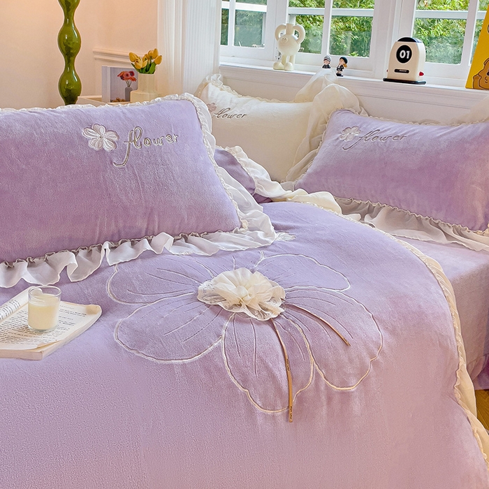 91家纺网 家纺一手货源 找家纺 娜娜 2024新款法式花边牛奶绒刺绣四件套-花蕊-花香引蝶系列 花蕊-紫