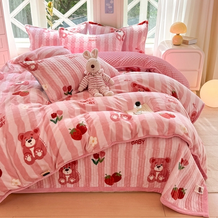 91家纺网 家纺一手货源 找家纺 梦可莱家居 2024新款牛奶豆豆绒印花床盖四件套 熊宝