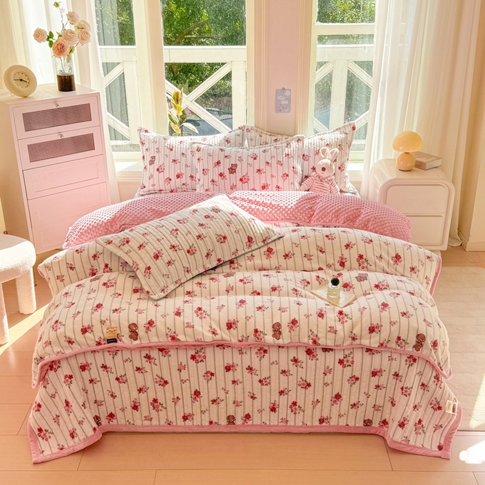 91家纺网 家纺一手货源 找家纺 梦可莱家居 2024新款牛奶豆豆绒印花床盖四件套 花草