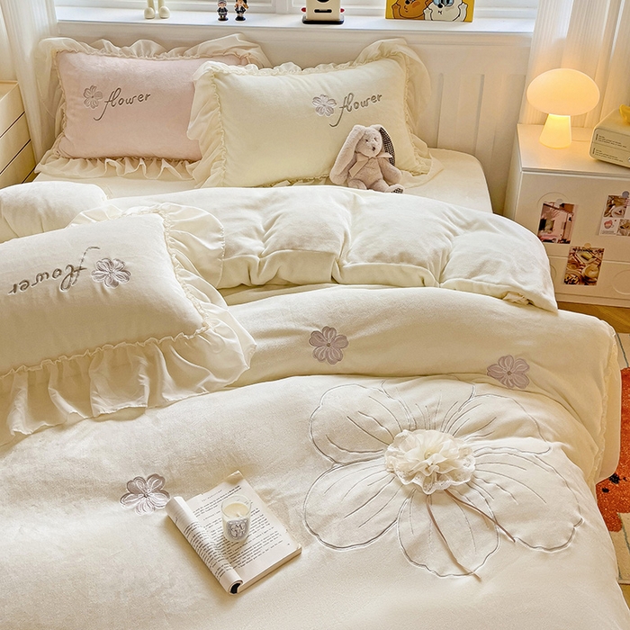 91家纺网 家纺一手货源 找家纺 娜娜 2024新款法式花边牛奶绒刺绣四件套-花蕊-花香引蝶系列 花蕊-奶昔白