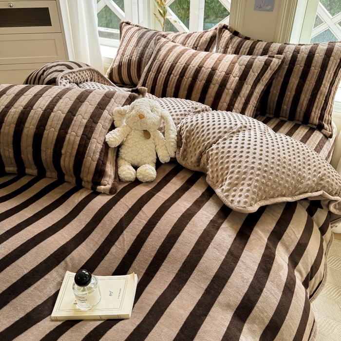 91家纺网 家纺一手货源 找家纺 梦可莱家居 2024新款牛奶豆豆绒印花床盖四件套 因为喜欢