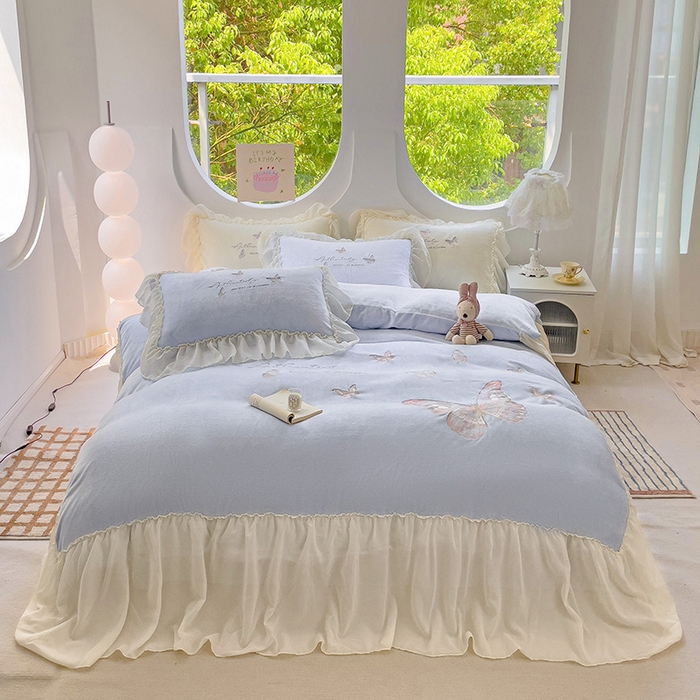 91家纺网 家纺一手货源 找家纺 娜娜 2024新款法式花边牛奶绒刺绣四件套-花蕊-花香引蝶系列 花香引蝶-天空蓝