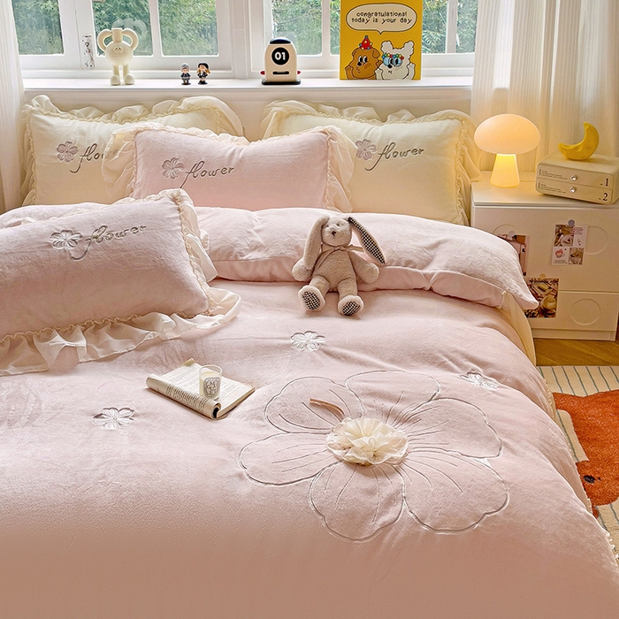 91家纺网 家纺一手货源 找家纺 娜娜 2024新款法式花边牛奶绒刺绣四件套-花蕊-花香引蝶系列 花蕊-粉