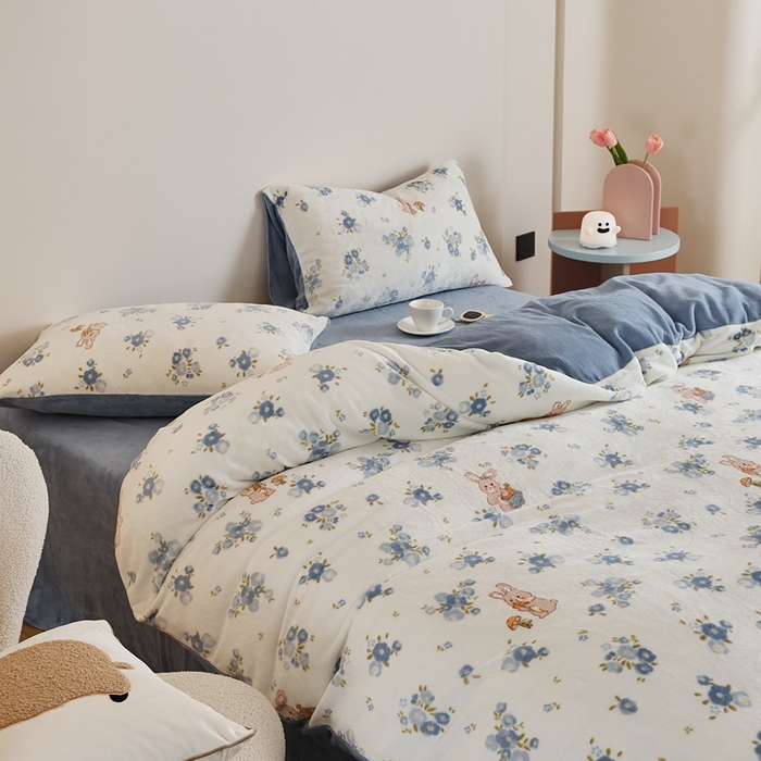 91家纺网 家纺一手货源 找家纺 时光里 2024新款230克牛奶绒印花四件套 花小兔