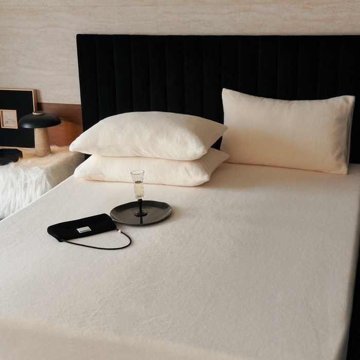 91家纺网 家纺一手货源 找家纺 三味舒屋 2025秋冬新款仿生羊毛绒安可拉系列单品床笠枕套 蛋奶黄