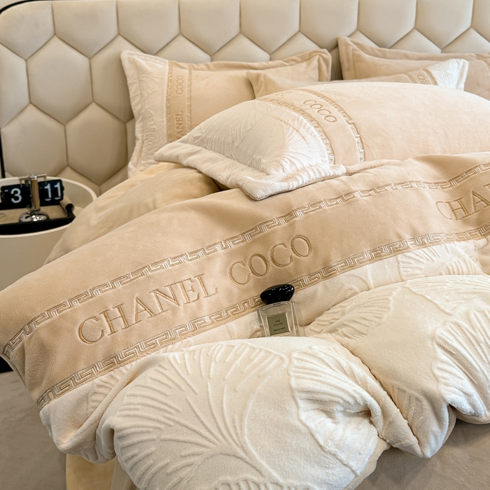 91家纺网 家纺一手货源 找家纺 宅家居 2024新款雕花拼接刺绣全消光A类高克重牛奶绒四件套-舞秋系列 舞秋-香槟