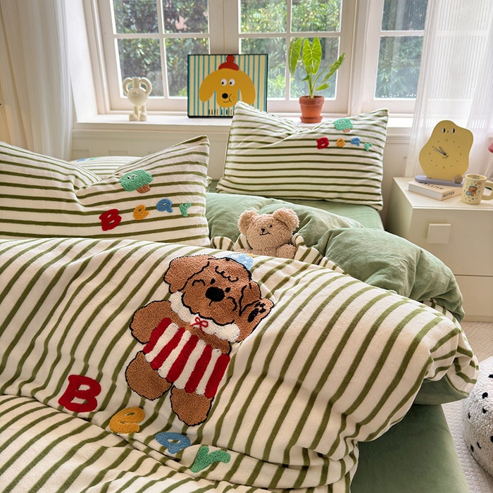 91家纺网 家纺一手货源 找家纺 娜娜 2024新款加厚保暖高克重牛奶绒毛巾绣四件套 牛奶绒皮皮熊