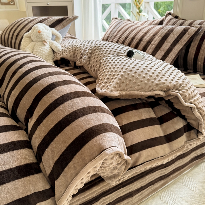 91家纺网 家纺一手货源 找家纺 梦可莱家居 2024新款牛奶豆豆绒印花床盖四件套 因为喜欢