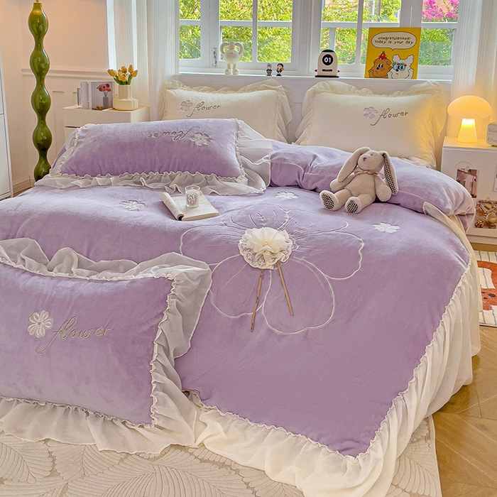 91家纺网 家纺一手货源 找家纺 娜娜 2024新款法式花边牛奶绒刺绣四件套-花蕊-花香引蝶系列 花蕊-紫