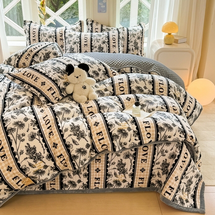 91家纺网 家纺一手货源 找家纺 梦可莱家居 2024新款牛奶豆豆绒印花床盖四件套 佳品