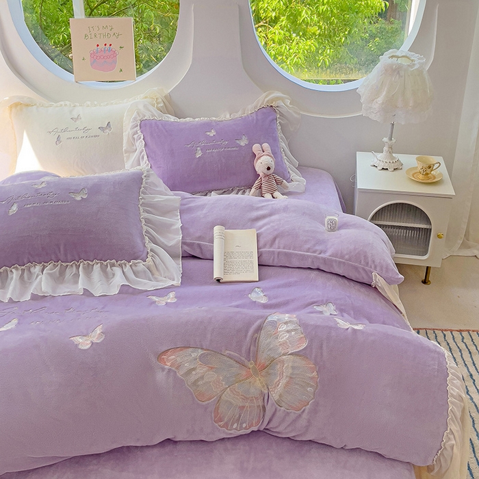 91家纺网 家纺一手货源 找家纺 娜娜 2024新款法式花边牛奶绒刺绣四件套-花蕊-花香引蝶系列 花香引蝶-紫