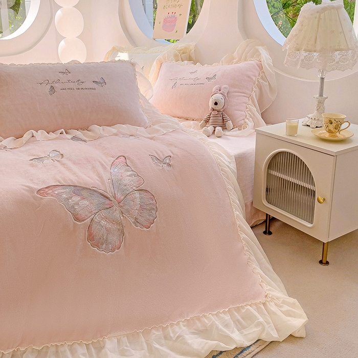 91家纺网 家纺一手货源 找家纺 娜娜 2024新款法式花边牛奶绒刺绣四件套-花蕊-花香引蝶系列 花香引蝶-粉