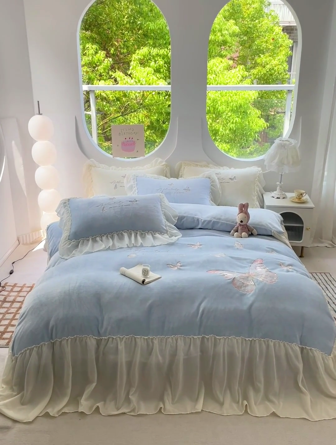 91家纺网 家纺一手货源 找家纺 娜娜 2024新款法式花边牛奶绒刺绣四件套-花蕊-花香引蝶系列 花香引蝶-天空蓝