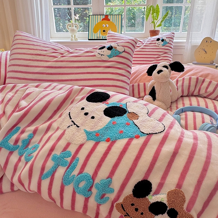 91家纺网 家纺一手货源 找家纺 娜娜 2024新款加厚保暖高克重牛奶绒毛巾绣四件套 牛奶绒趴趴狗