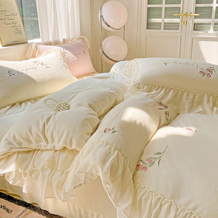 91家纺网 家纺一手货源 找家纺 娜娜 2024新款法式花边牛奶绒刺绣四件套-郁金香-同心结系列 郁金香-奶昔白