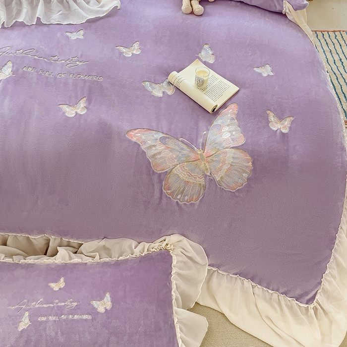 91家纺网 家纺一手货源 找家纺 娜娜 2024新款法式花边牛奶绒刺绣四件套-花蕊-花香引蝶系列 花香引蝶-紫
