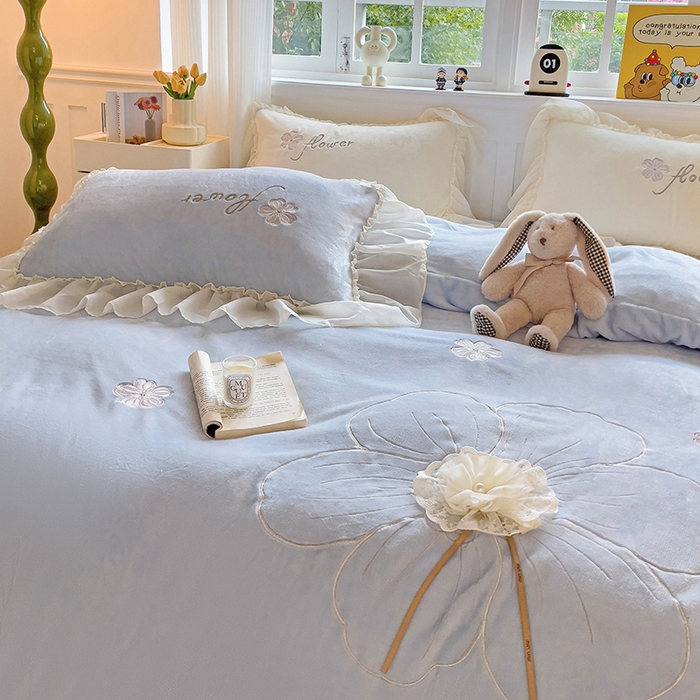 91家纺网 家纺一手货源 找家纺 娜娜 2024新款法式花边牛奶绒刺绣四件套-花蕊-花香引蝶系列 花蕊-天空蓝