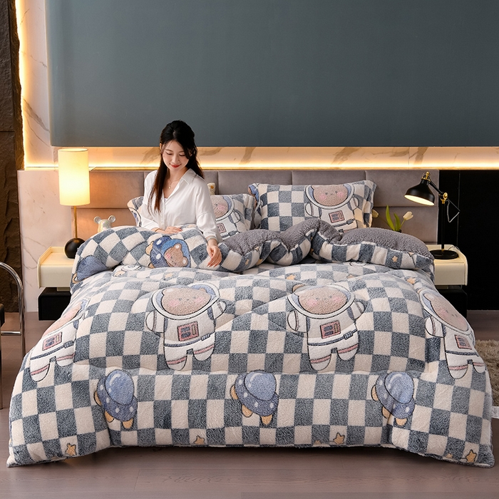 91家纺网 家纺一手货源 找家纺 锦逸家居 2024新款AB版雪花绒冬被羊羔绒冬被被子被芯春秋被 太空熊