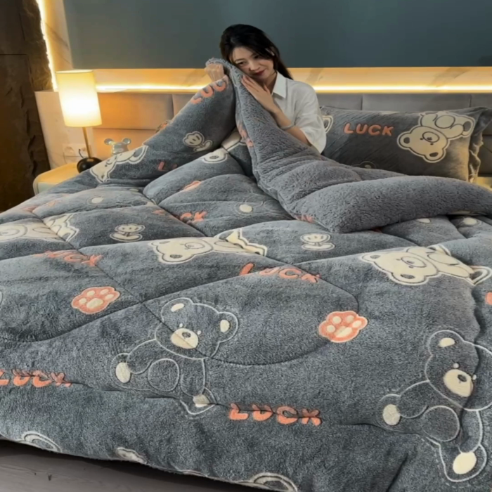 91家纺网 家纺一手货源 找家纺 锦逸家居 2024新款AB版雪花绒冬被羊羔绒冬被被子被芯春秋被 幸福小熊