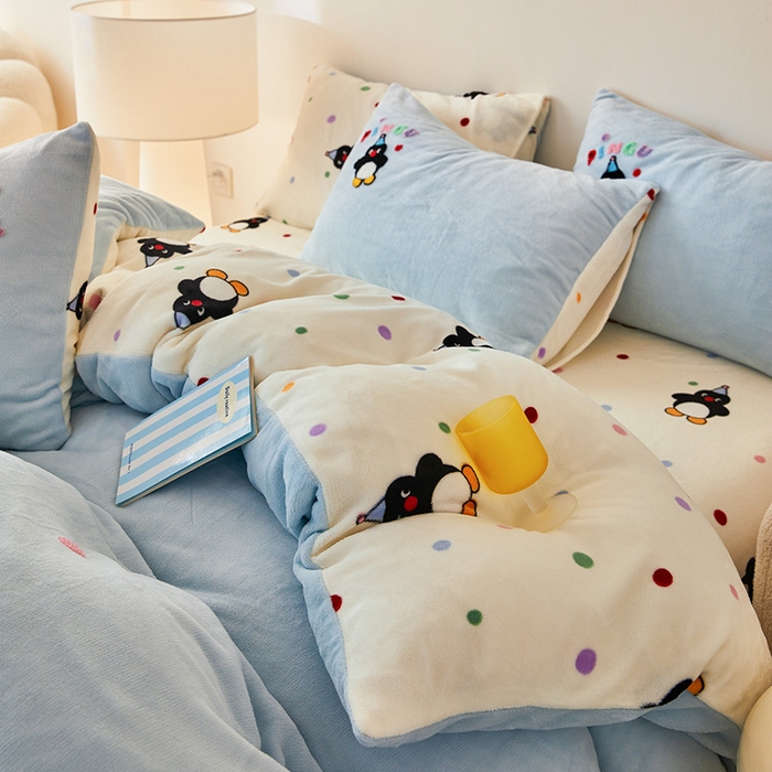 91家纺网 家纺一手货源 找家纺 娜娜 2024新款高克重牛奶绒毛巾绣四件套 企鹅宝贝