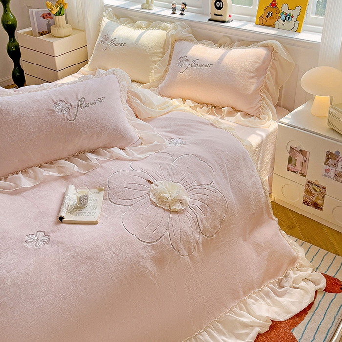 91家纺网 家纺一手货源 找家纺 娜娜 2024新款法式花边牛奶绒刺绣四件套-花蕊-花香引蝶系列 花蕊-粉