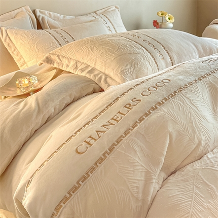 91家纺网 家纺一手货源 找家纺 （总）DC 2025新款B类牛奶绒雕花绣花四件套-朱丽叶