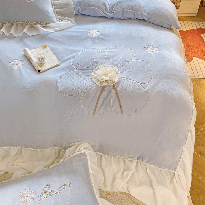 91家纺网 家纺一手货源 找家纺 娜娜 2024新款法式花边牛奶绒刺绣四件套-花蕊-花香引蝶系列 花蕊-天空蓝