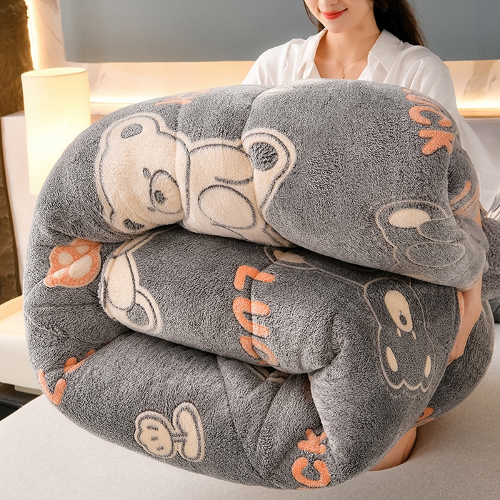 91家纺网 家纺一手货源 找家纺 锦逸家居 2024新款AB版雪花绒冬被羊羔绒冬被被子被芯春秋被 幸福小熊