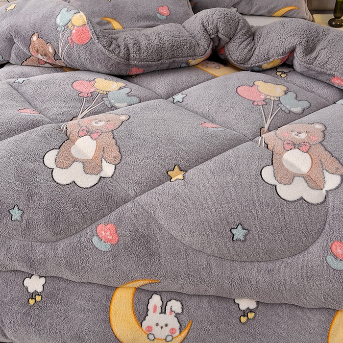 91家纺网 家纺一手货源 找家纺 锦逸家居 2024新款AB版雪花绒冬被羊羔绒冬被被子被芯春秋被 云朵萌熊