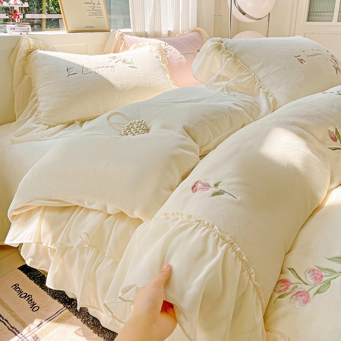 91家纺网 家纺一手货源 找家纺 娜娜 2024新款法式花边牛奶绒刺绣四件套-郁金香-同心结系列 郁金香-奶昔白