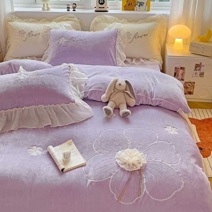 91家纺网 家纺一手货源 找家纺 娜娜 2024新款法式花边牛奶绒刺绣四件套-花蕊-花香引蝶系列 花蕊-紫