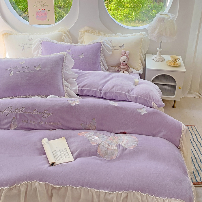 91家纺网 家纺一手货源 找家纺 娜娜 2024新款法式花边牛奶绒刺绣四件套-花蕊-花香引蝶系列 花香引蝶-紫