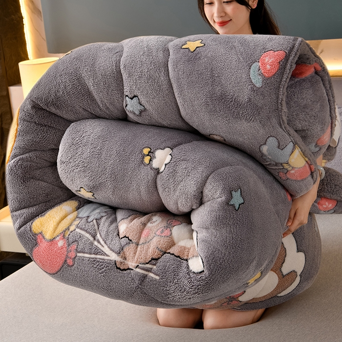 91家纺网 家纺一手货源 找家纺 锦逸家居 2024新款AB版雪花绒冬被羊羔绒冬被被子被芯春秋被 云朵萌熊