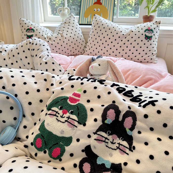 91家纺网 家纺一手货源 找家纺 娜娜 2024新款加厚保暖高克重牛奶绒毛巾绣四件套 牛奶绒波点兔