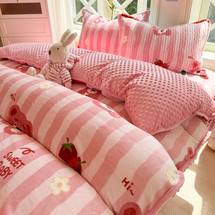 91家纺网 家纺一手货源 找家纺 梦可莱家居 2024新款牛奶豆豆绒印花床盖四件套 熊宝