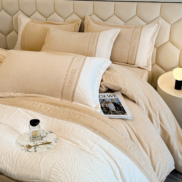 91家纺网 家纺一手货源 找家纺 宅家居 2024新款雕花拼接刺绣全消光A类高克重牛奶绒四件套-舞秋系列 舞秋-香槟