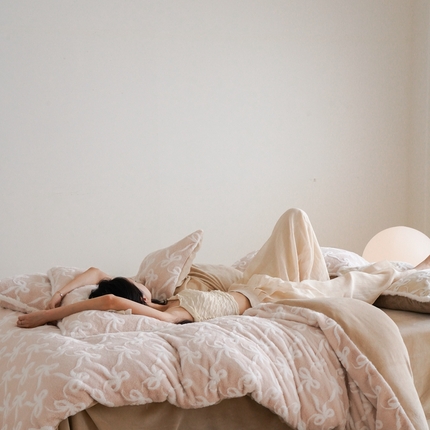 91家纺网 家纺一手货源 找家纺 2024新款330g高克重兔毛双色雕花工艺四件套 云端柔柔-兔毛蝴蝶结 蜜桃乌龙