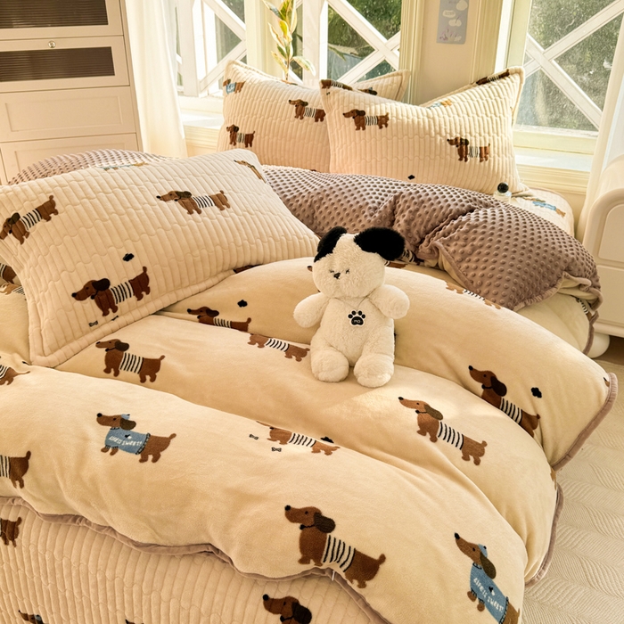 91家纺网 家纺一手货源 找家纺 梦可莱家居 2024新款牛奶豆豆绒印花床盖四件套 香肠狗