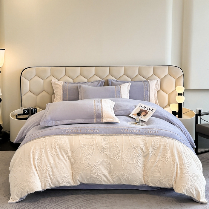 91家纺网 家纺一手货源 找家纺 宅家居 2024新款雕花拼接刺绣全消光A类高克重牛奶绒四件套-舞秋系列 舞秋-浅紫