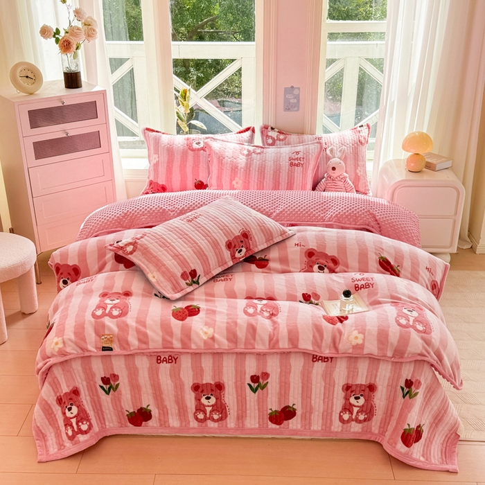 91家纺网 家纺一手货源 找家纺 梦可莱家居 2024新款牛奶豆豆绒印花床盖四件套 熊宝